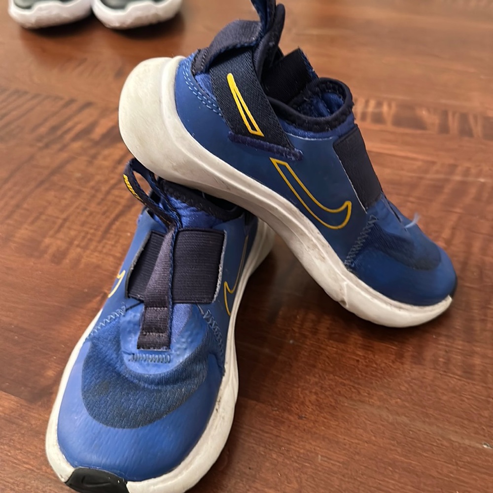 Boys Nike slip on Flex runner size 10.5 child Blue